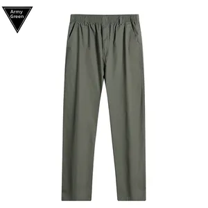 Détail du pantalon décontracté en coton vert armée avec taille élastique et poches