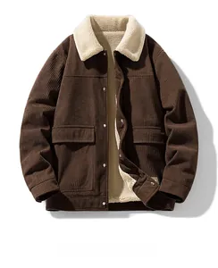 Detailansicht der braunen Cordjacke mit weißem Fleece-Kragen und Metallknöpfen