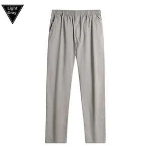 Vue détaillée du pantalon gris clair en coton avec taille élastique et poches latérales