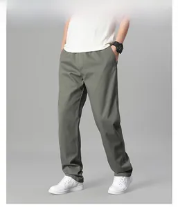 Vue détaillée du pantalon décontracté en coton pour hommes en vert olive et coupe droite