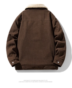 Rückansicht der braunen Cordjacke mit cremefarbenem Fleecekragen und Retro-Workwear-Stil