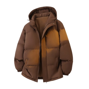 Détail d'une veste d'hiver à capuche avec dégradé jaune sur tissu marron coupe-vent