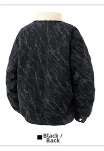 Vue détaillée du dos d'une veste en velours noir avec motif marbre et col en polaire