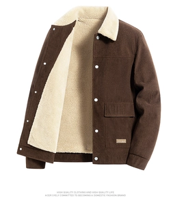 Detail der dunkelbraunen Cordjacke mit weichem weißem Lammfellfutter und Metalldruckknöpfen