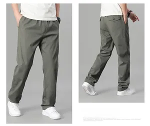 Détail du pantalon décontracté vert militaire en coton avec taille élastique et tissu sergé