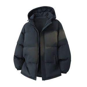 Détail d'une doudoune noire à capuche en tissu mat imperméable avec fermeture