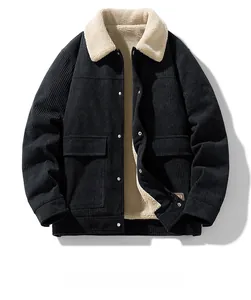 Detailansicht der schwarzen Cordjacke mit warmem beigem Sherpa-Futter und Metallknöpfen