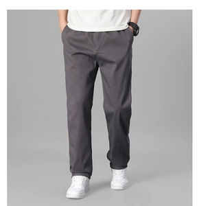 Détail du tissu en coton gris foncé pour pantalon homme avec coupe droite et plis élégants