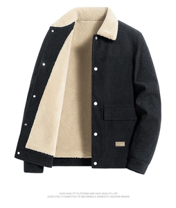 Detail der schwarzen Cordjacke mit weißem Fleece-Futter und silbernen Metalldruckknöpfen