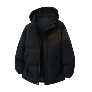 Détails du tissu mat coupe-vent avec fermeture éclair et boutons sur veste noire à capuche