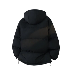 Vue arrière d'une doudoune noire à capuche avec matelassage large et texture mate