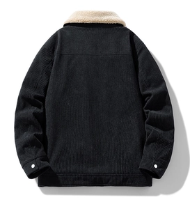 Detail der schwarzen Cordjacke mit weißem Sherpa-Kragen und strukturierter Rippung