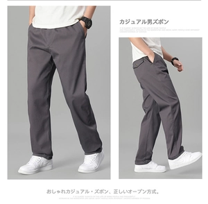 Détail du pantalon en coton gris foncé pour homme montrant la poche arrière à rabat