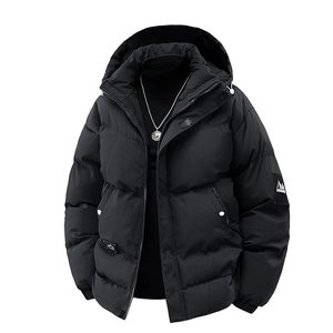 Doudoune à capuche pour homme en noir avec texture matelassée et cordon de serrage
