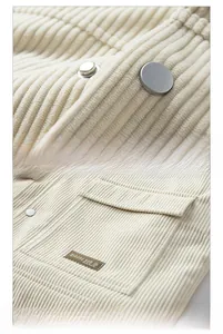 Detail der Cordjacke mit Metalldruckknöpfen und Brusttasche mit Logo-Etikett-Design