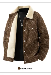 Détail d'une veste en velours côtelé marron avec doublure en sherpa blanc et boutons en métal