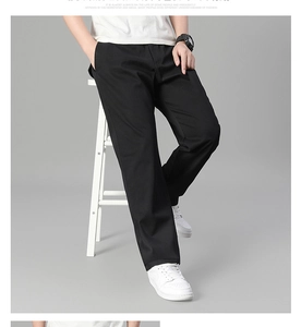 Détail du tissu en coton noir du pantalon cargo décontracté et coupe droite pour hommes