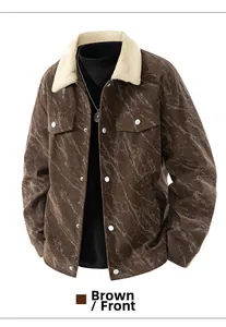 Détail d'une veste en velours côtelé marron avec col en peau de mouton et boutons