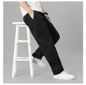 Vue latérale détaillée du pantalon noir en coton pour homme avec coupe droite