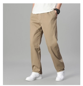 Gros plan du pantalon décontracté en sergé de coton kaki pour hommes avec poche latérale
