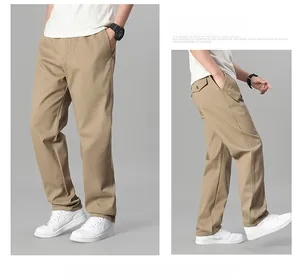 Détail du pantalon décontracté en coton kaki avec coupe droite et poches latérales