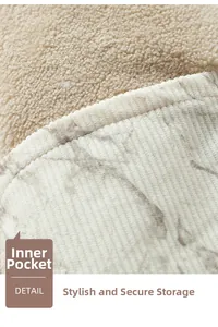Détail de la doublure en sherpa doux et poche intérieure à motif marbré tendance