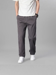 Pantalon décontracté en coton gris foncé pour homme avec une coupe droite moderne