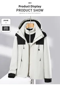 Dettaglio della giacca outdoor impermeabile con polsini regolabili e patchwork avorio-nero