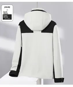 Vista posteriore giacca outdoor bianco avorio con inserti neri a contrasto sulle maniche