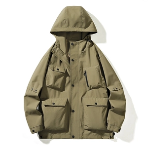 Men's outdoor hooded jacket with functional cargo pockets and windproof fabric