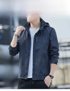 Détail de la veste outdoor bleu foncé avec capuche amovible et motif de feuillage
