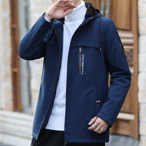 Giacca uomo blu scuro con cappuccio e fodera in pile con tasca a zip e stemma sportivo
