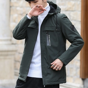Giacca casual da uomo con cappuccio in pile verde oliva scuro e dettagli sportivi