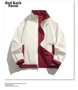 Veste réversible col montant présentée à plat, extérieur beige et intérieur bordeaux