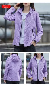 Détail de la veste outdoor violette pour femme avec motif de feuilles de palmier et capuche