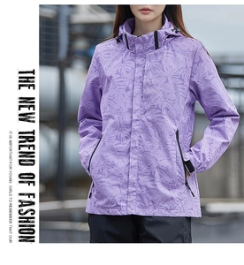 Détail de la veste de camouflage à capuche en tissu imperméable avec motif tropical