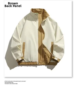 Vue détaillée d'une veste réversible montrant le design double face blanc cassé et brun