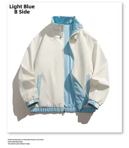Détail de la veste réversible bleu clair et blanc avec col à cordon et fermeture