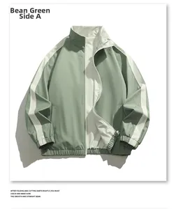 Détail d'une veste de sport réversible vert pois avec bandes blanches et poignets côtelés