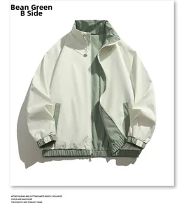 Vue détaillée d'une veste réversible présentant un design double face blanc crème et vert sauge