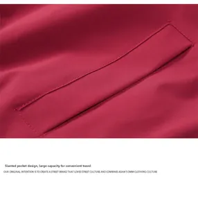 Détail de la veste d'extérieur rouge avec poche en biais et texture lisse