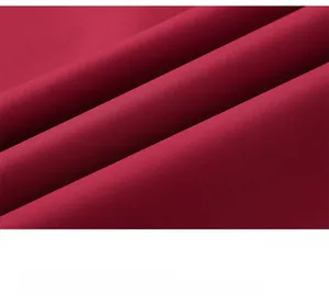 Gros plan sur le tissu sergé rouge résistant pour la texture d'une veste de plein air