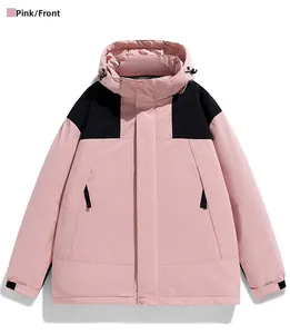 Dettaglio della giacca a vento rosa e nera con cappuccio e design a collo alto