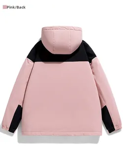 Vista posteriore di una giacca a vento con cappuccio e design a contrasto rosa e nero