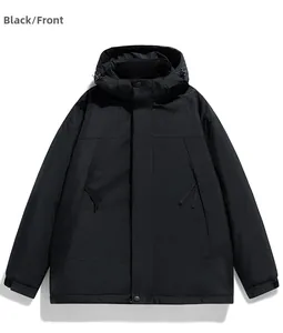 Dettaglio del parka nero antivento con cappuccio regolabile e polsini in velcro