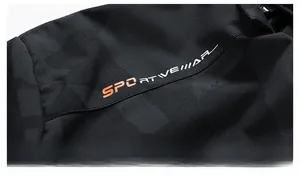 Dettaglio della stampa SPORTWEAR sulla spalla della giacca nera con accenti arancioni e bianchi