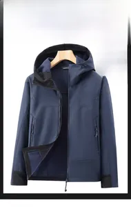 Dettaglio della fodera in pile blu e chiusura a zip sulla giacca a vento uomo outdoor