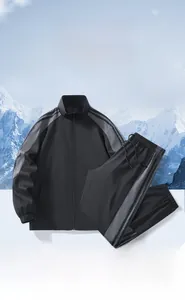 Detail der wasserabweisenden schwarzen Sportjacke mit grauen Streifen an den Ärmeln