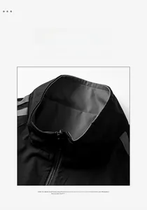 Détail du col montant classique et du zip métallique sur la veste réversible pour homme