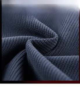 Dettaglio macro della giacca softshell blu navy con texture a coste e fodera